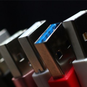 Ce înseamnă culoarea conectorului de pe porturile USB?